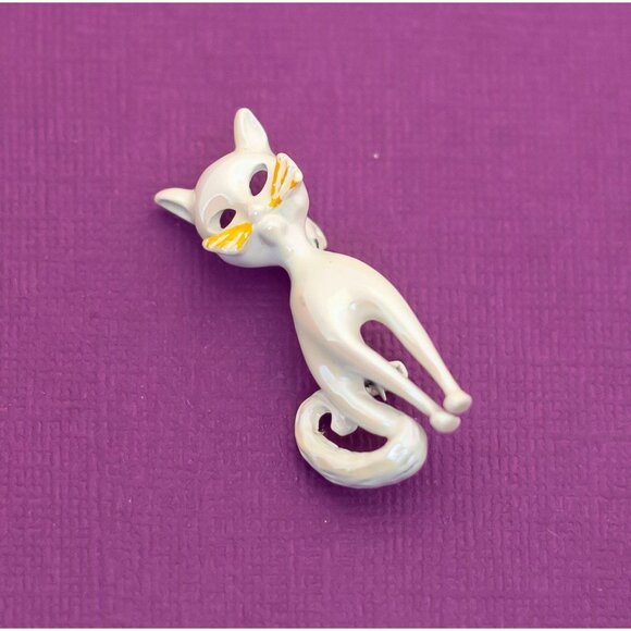 Vintage Mid Century Glossy White Cat Brooch - Q9 - Picture 1 of 3